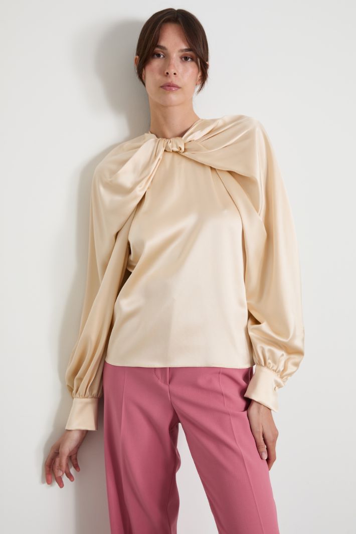 Blusa de raso de seda