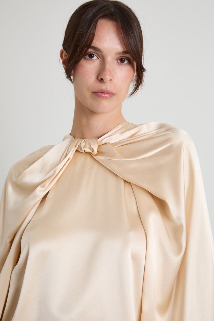 Blusa de raso de seda