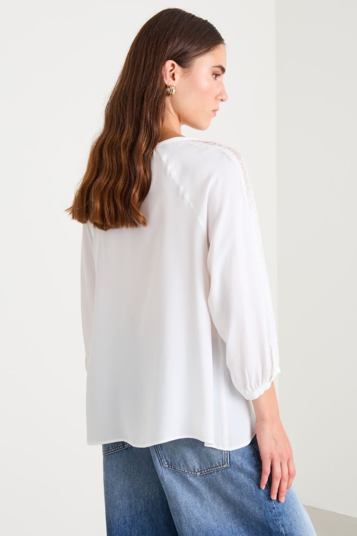 Blusa de crepé y encaje