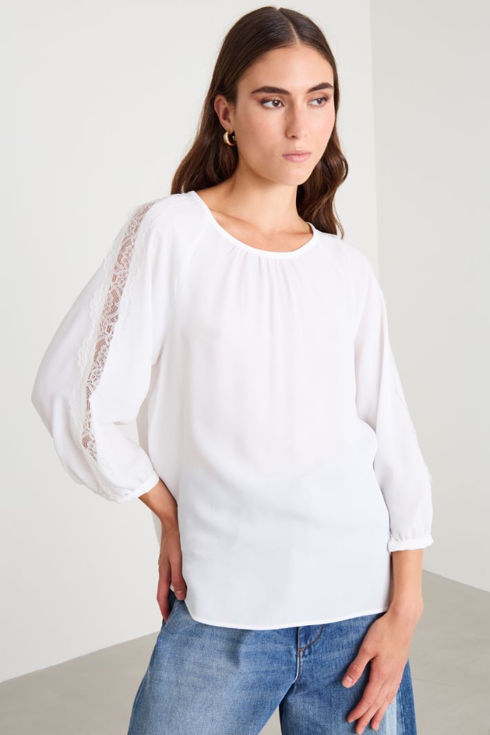Blusa de crepé y encaje