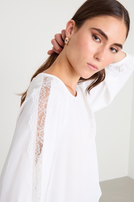 Blusa in crépe e pizzo