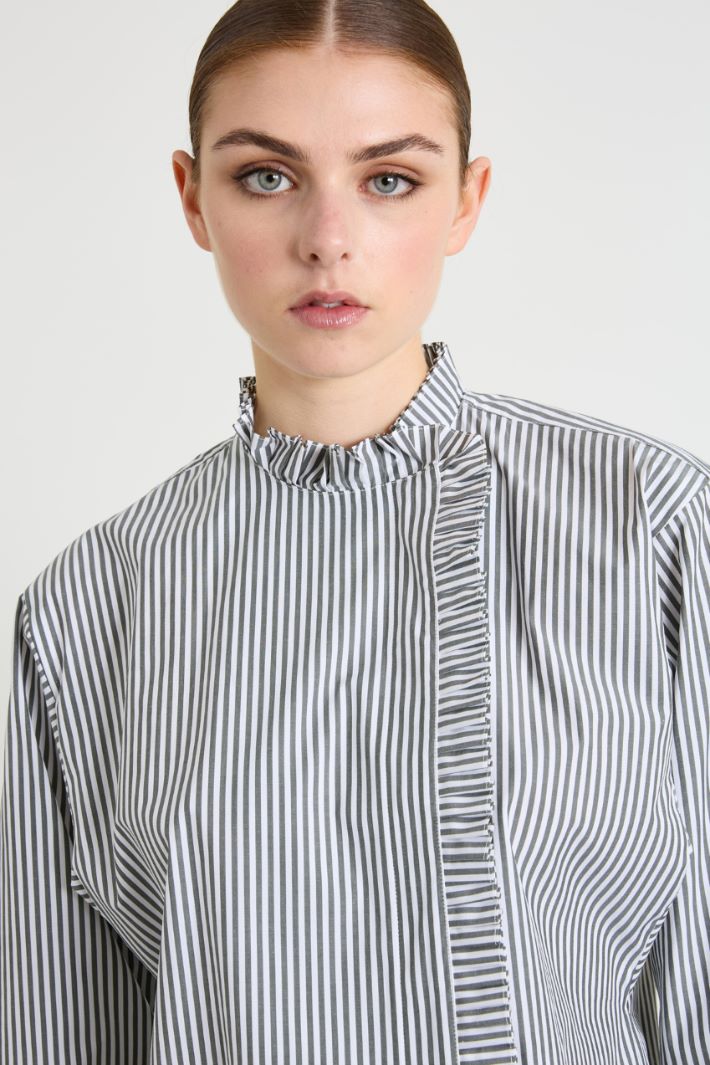 Poplin shirt with ruffles Intrend - 4