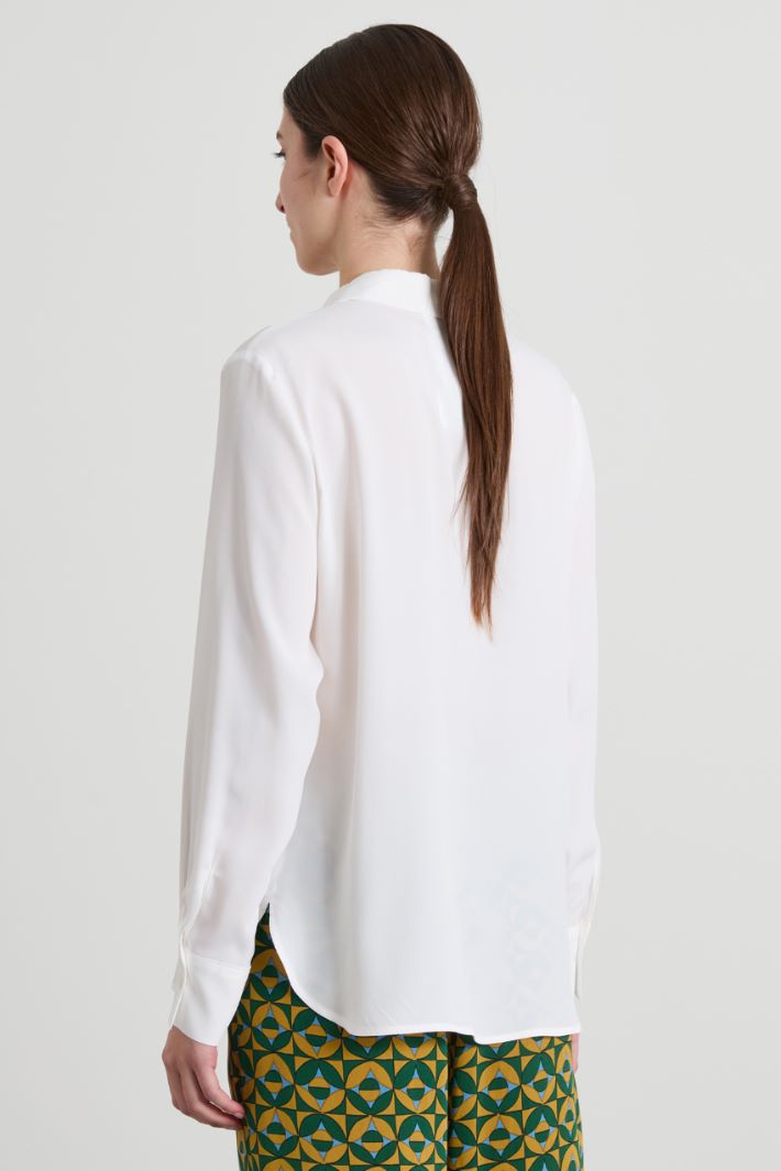 Blusa de crepé con encaje