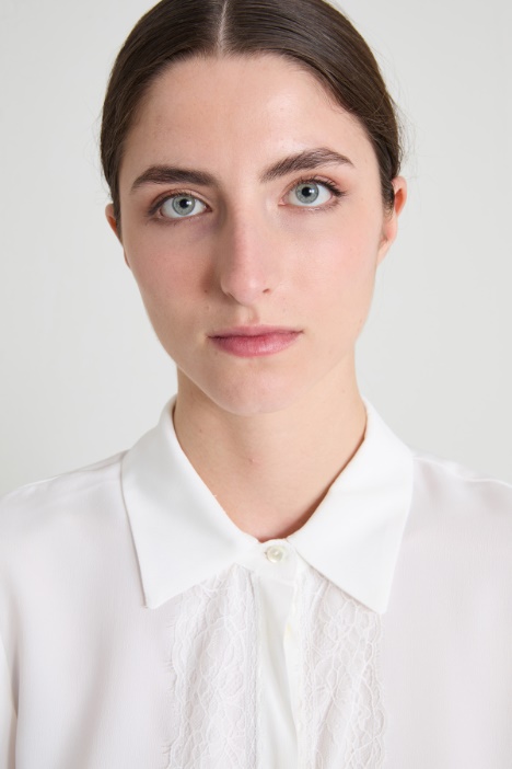 Blusa in crépe con pizzo