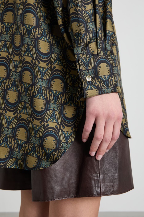 Camicia over in seta stampata