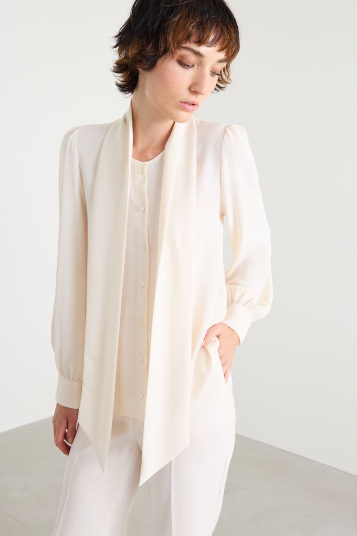 Blusa con pañuelo