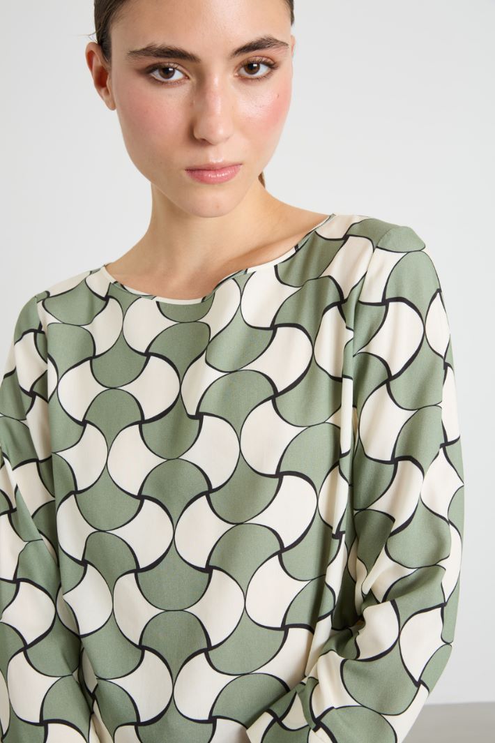 Blusa con estampado geométrico