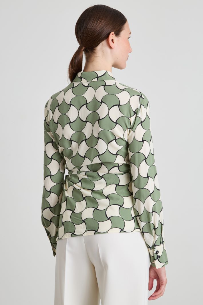 Blusa estampada con nudo