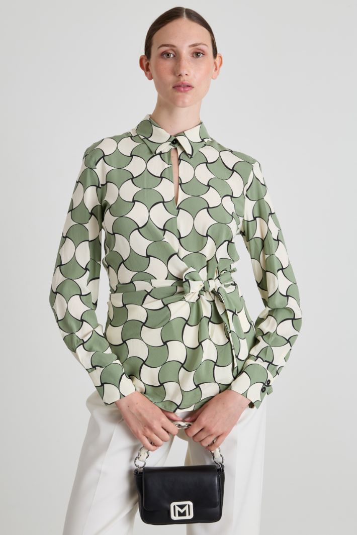 Blusa estampada con nudo