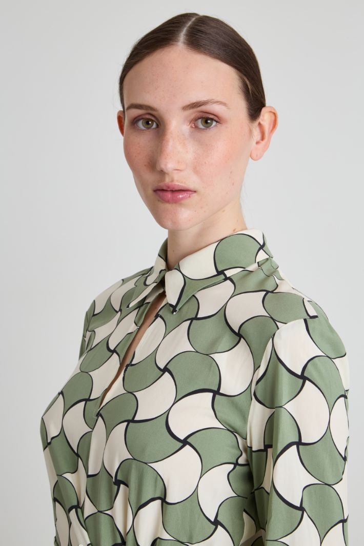 Blusa estampada con nudo