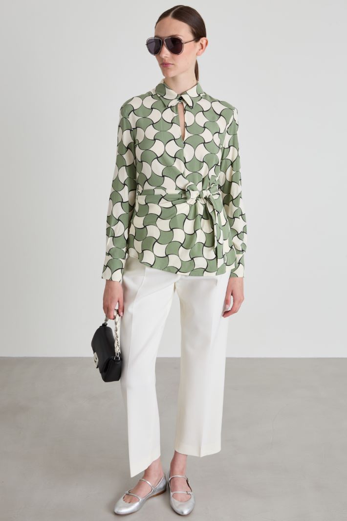 Blusa estampada con nudo