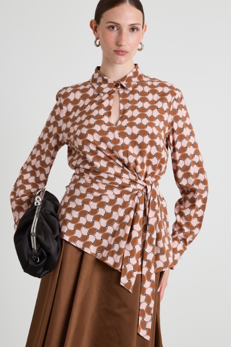 Blusa estampada con nudo Intrend
