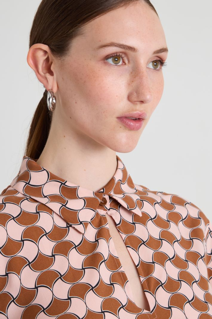Knot-detail patterned blouse Intrend - 4