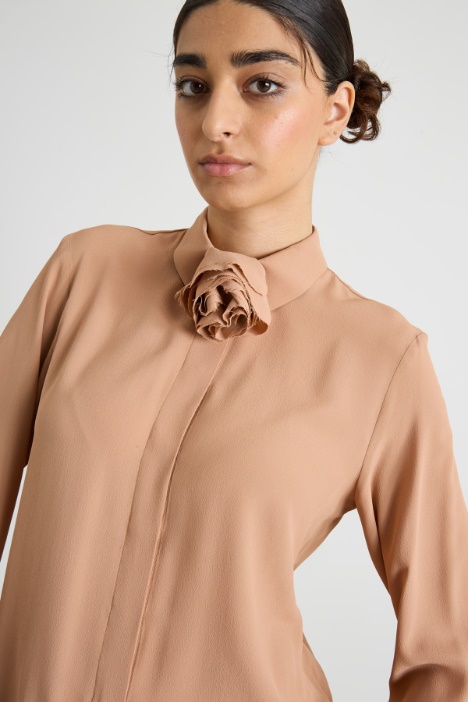 Camisa de seda con flores