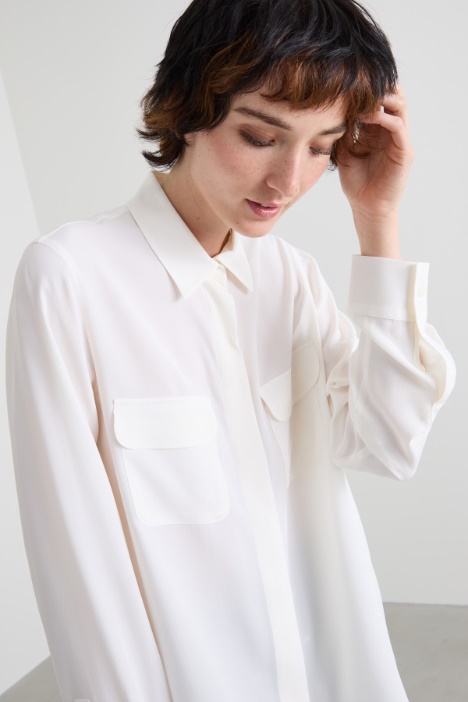 Camicia in crépe con taschini