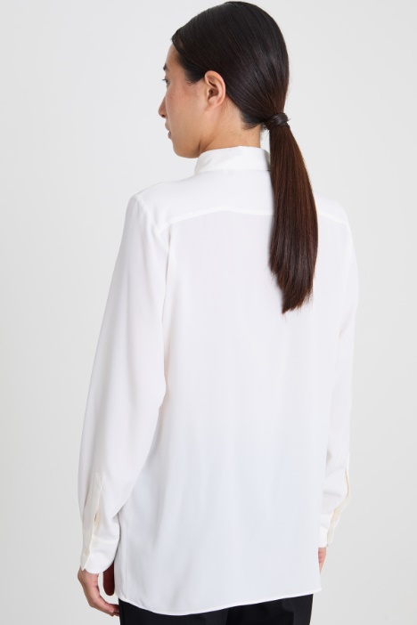 Camicia con accessorio a fiore