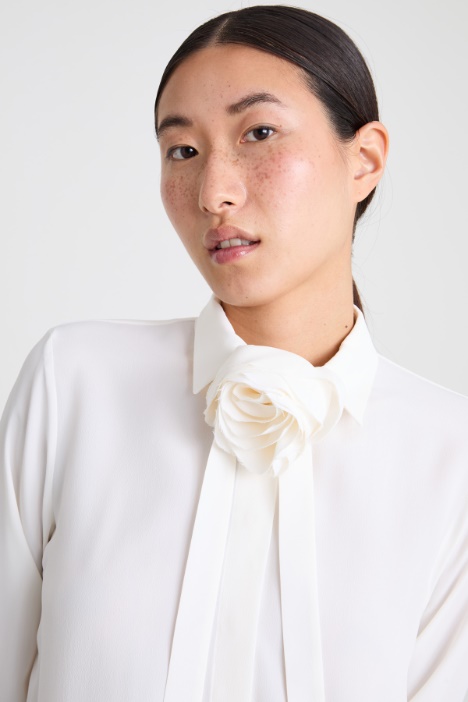 Camicia con accessorio a fiore