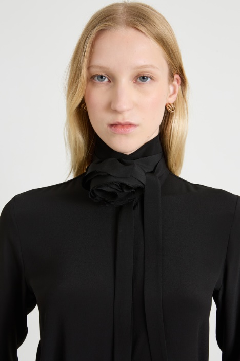 Camicia con accessorio a fiore