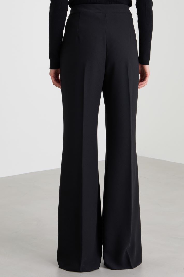 Pantalones acampanados en enver satén Intrend - 3