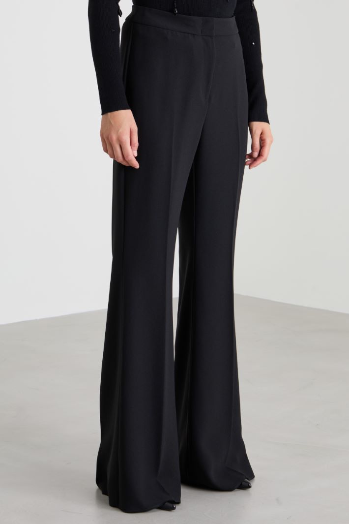 Pantalones acampanados en enver satén Intrend - 2