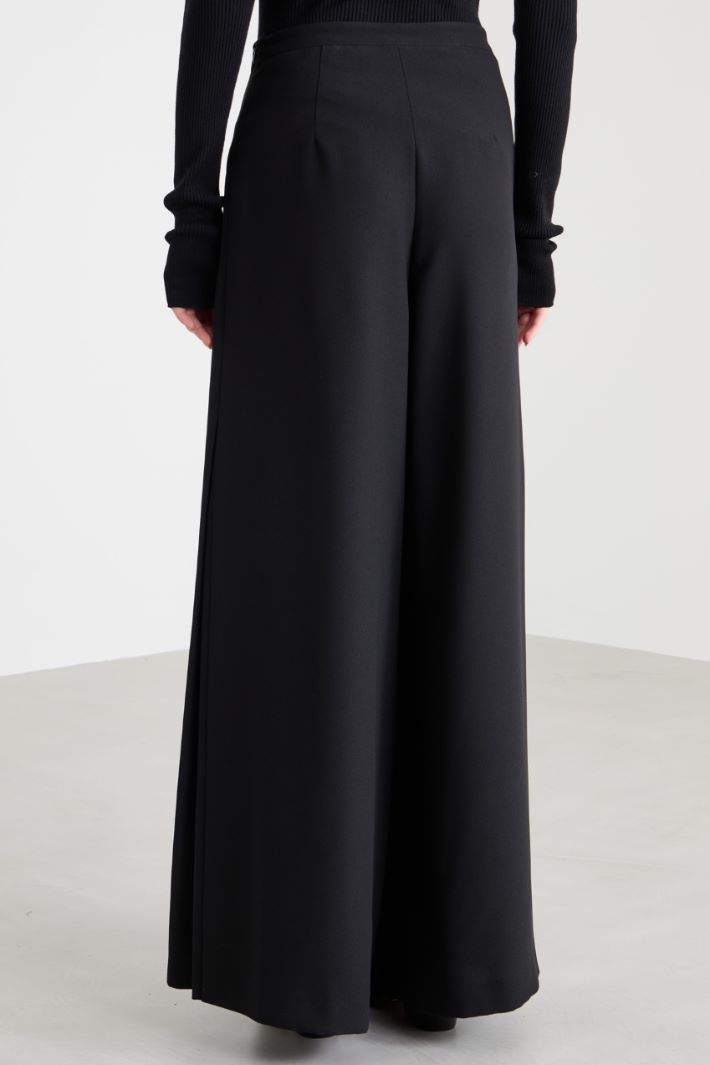Pantalones de enver satén con pinzas Intrend - 3