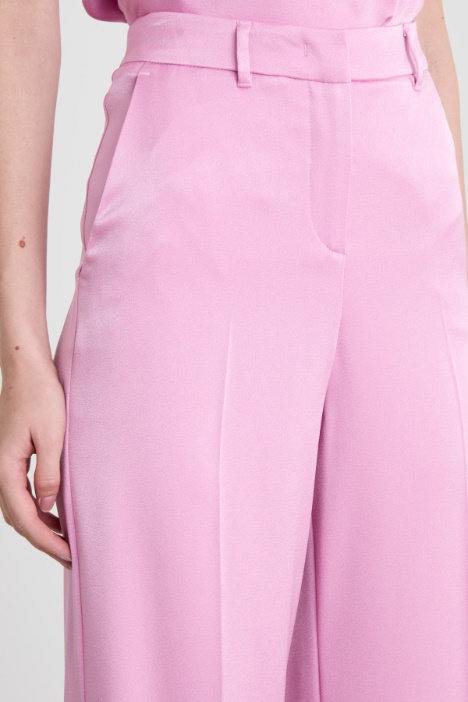 Pantaloni flare con piega