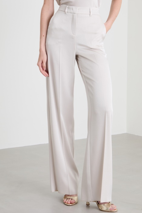 Pantaloni flare con piega
