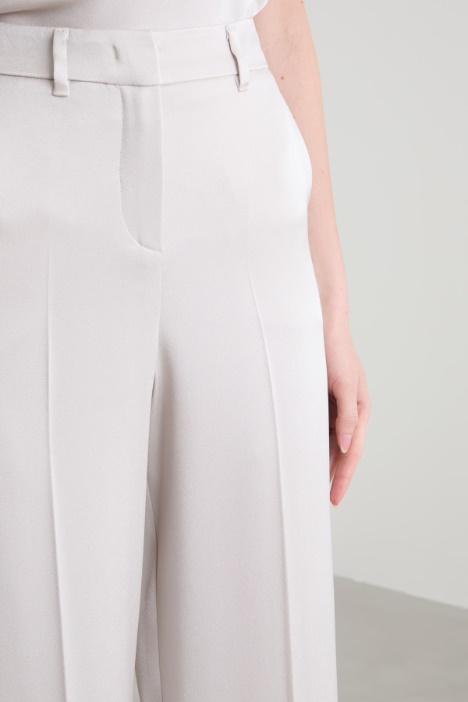 Pantaloni flare con piega