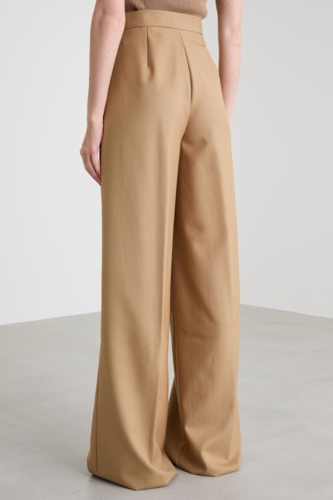 Pantaloni ampi in gabardina