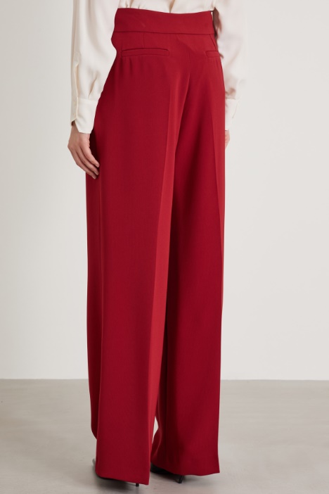 Pantaloni ampi e fluidi