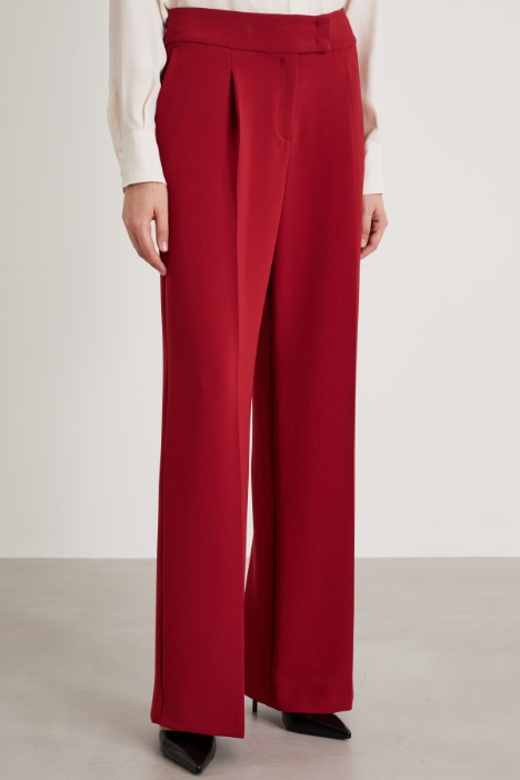 Pantaloni ampi e fluidi