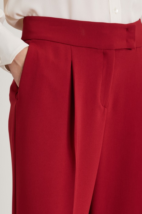 Pantaloni ampi e fluidi