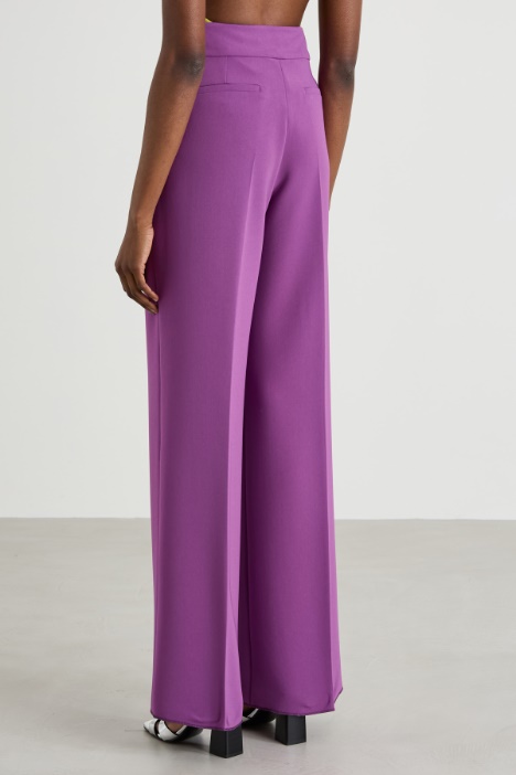 Pantaloni ampi e fluidi