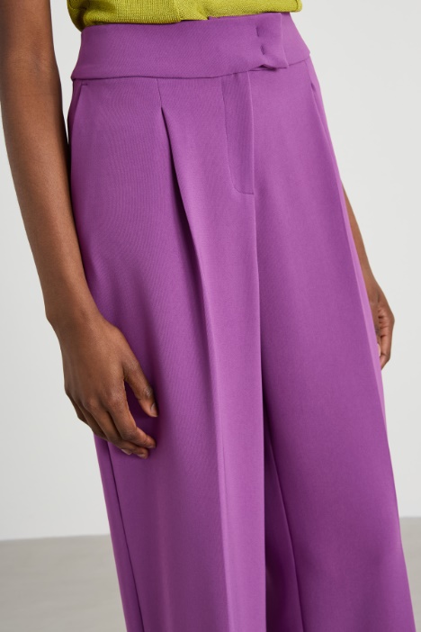 Pantaloni ampi e fluidi