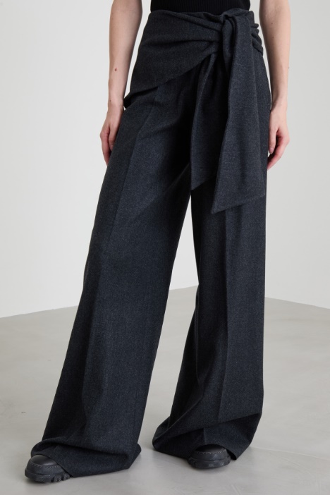 Pantalón amplio en fieltro de lana