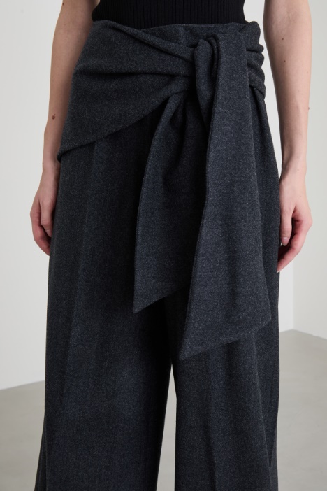 Pantalón amplio en fieltro de lana