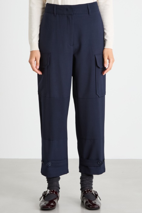 Pantaloni baggy stile cargo