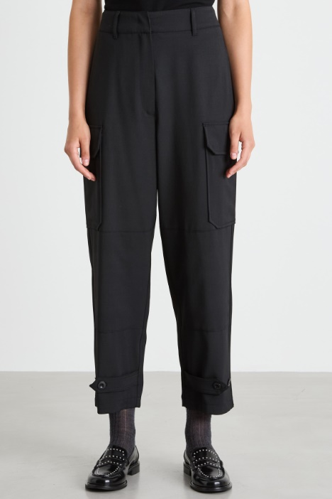 Pantaloni baggy stile cargo