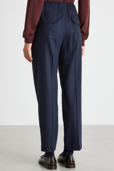 Pantaloni con inserto elastico