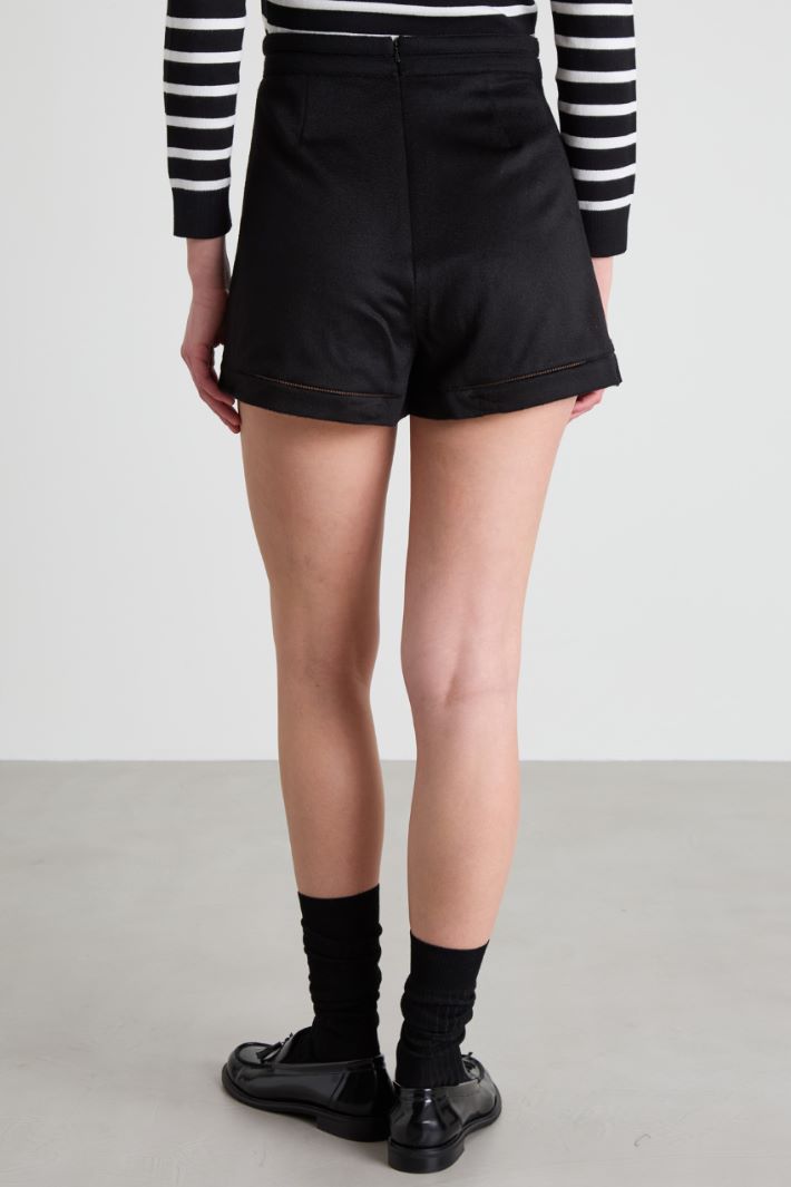Shorts in cammello con ricami Intrend - 2