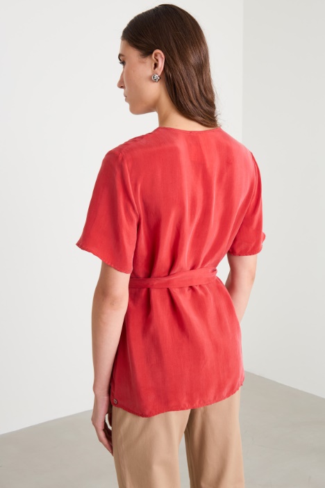 Blusa fluida con cinturón