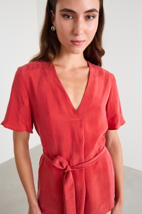 Blusa fluida con cinturón