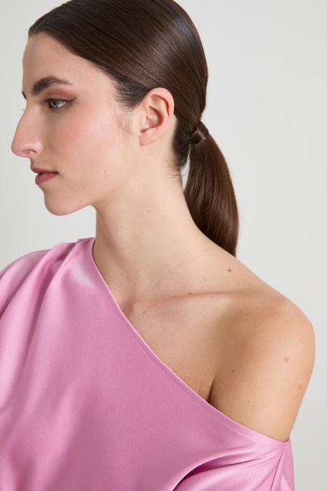 Top asimmetrico con drappeggio