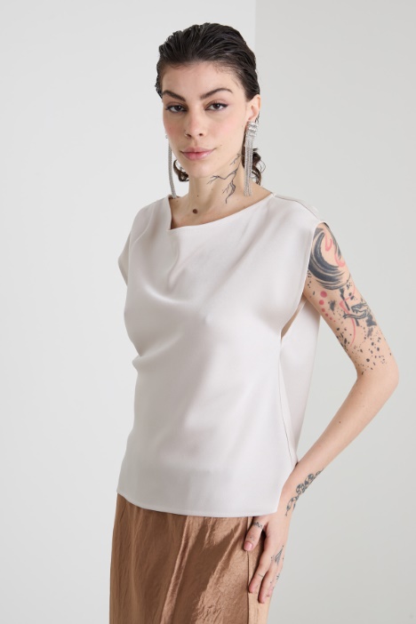 Top asimmetrico con drappeggio