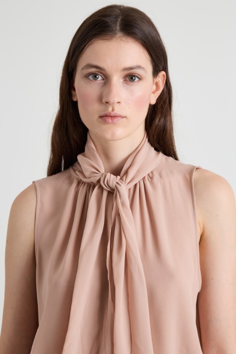 Blusa de seda con pañuelo