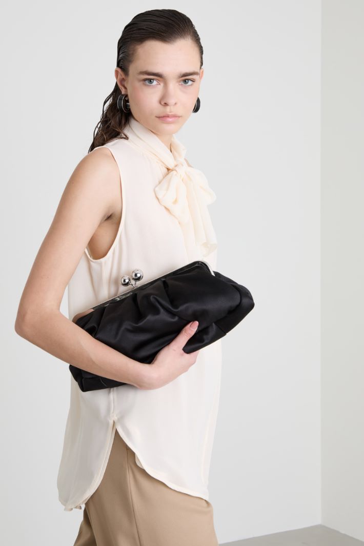 Silk blouse with scarf Intrend