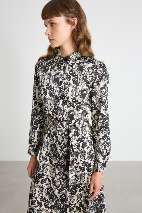 Vestido camisero de sarga con fajín