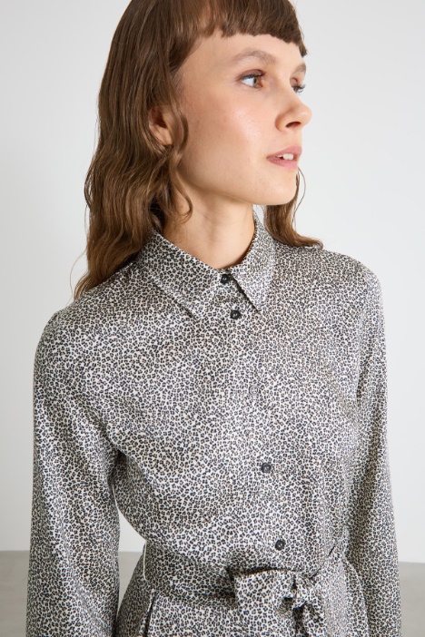 Vestido camisero de sarga con fajín