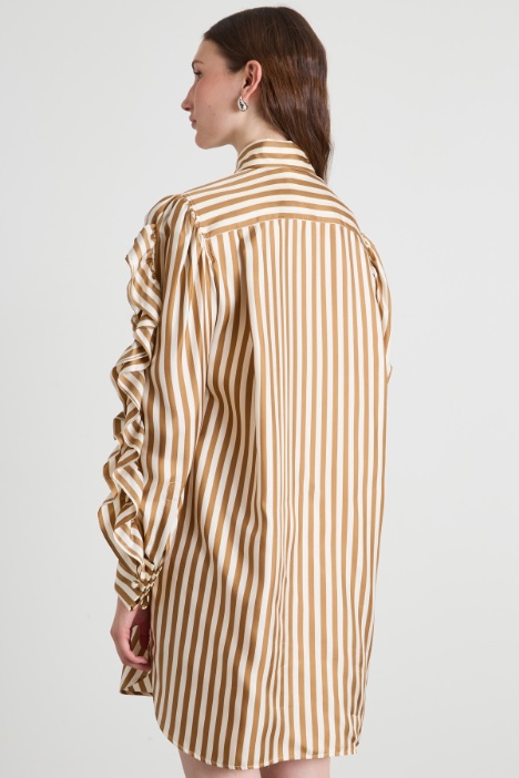 Vestido con volantes en las mangas