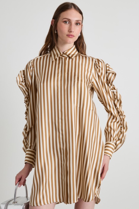 Vestido con volantes en las mangas